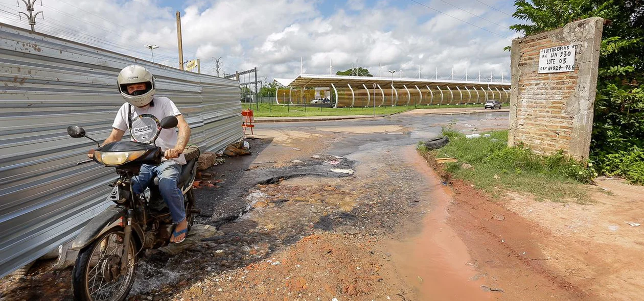 Motoqueiro passa com dificuldades pelo local