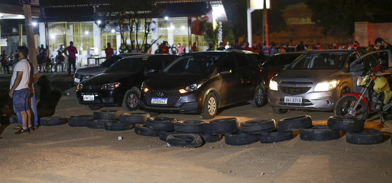 Motoristas fecham saída de veículos do terminal de petróleo