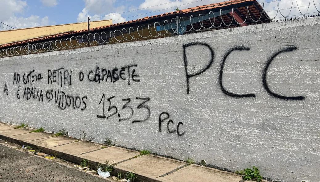Muros são pichados com iniciais de facção criminosa