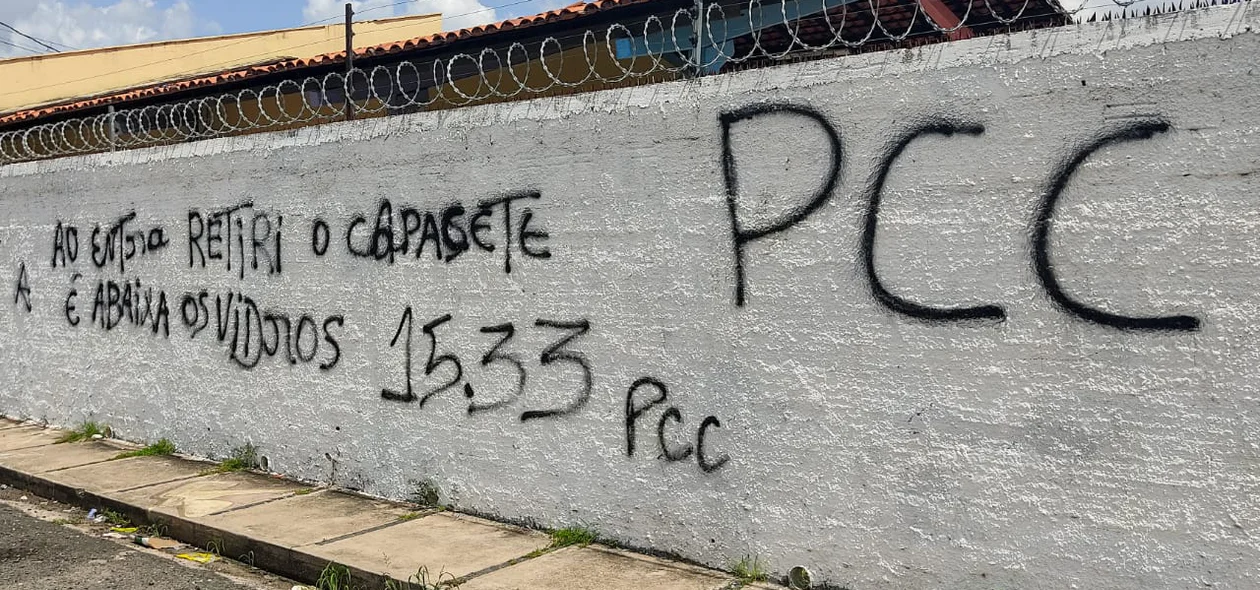 Muros são pichados com iniciais de facção criminosa