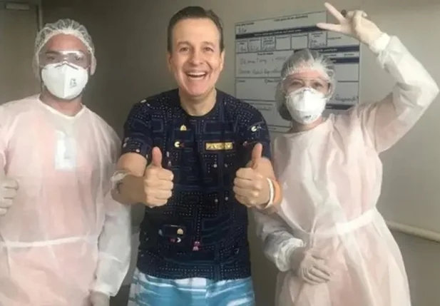 O apresentador Celso Zucatelli ao lado da equipe médica, no Hospital Israelita Albert Einstein.
