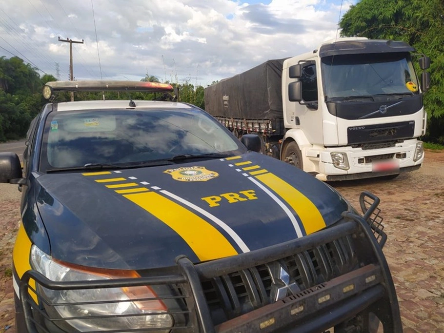 O caminhão carregava 18 toneladas de milho sem documentação fiscal