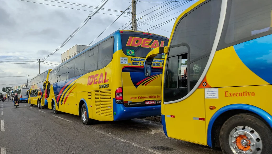 Ônibus de turismo enfileirados