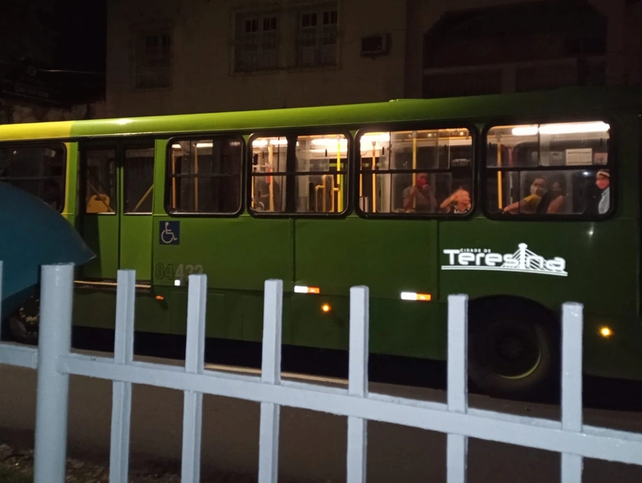 Passageiros de ônibus sofrem arrastão em Teresina