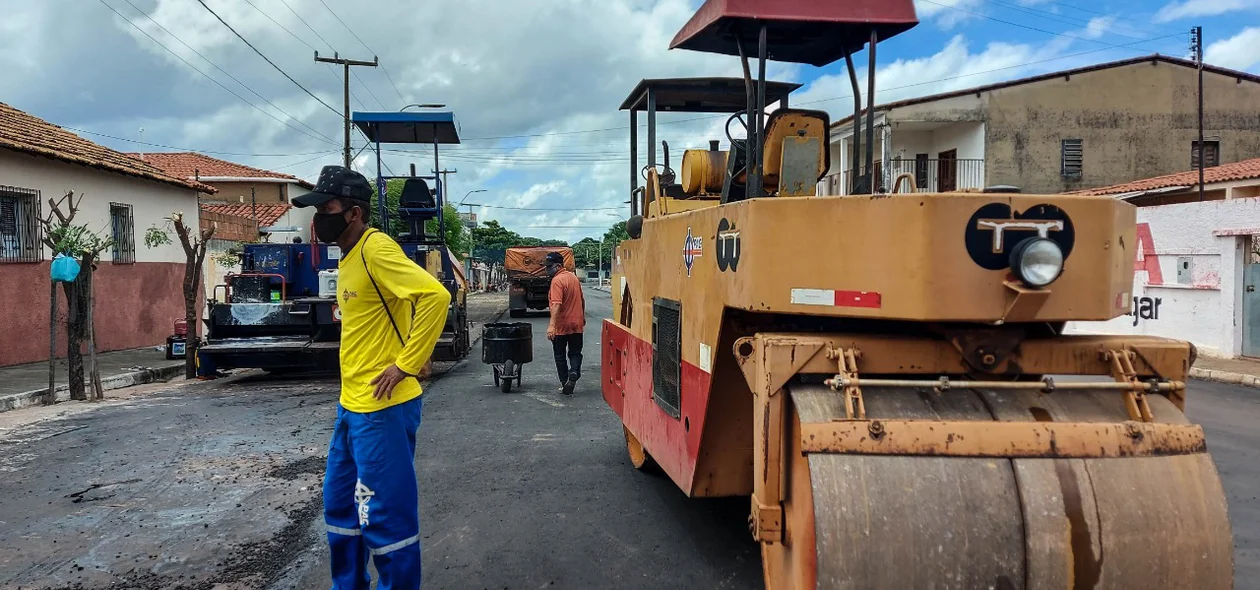 Pavimentação asfáltica de vias do centro da cidade