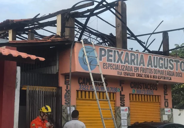 Peixaria é atingida por fogo em Parnaíba