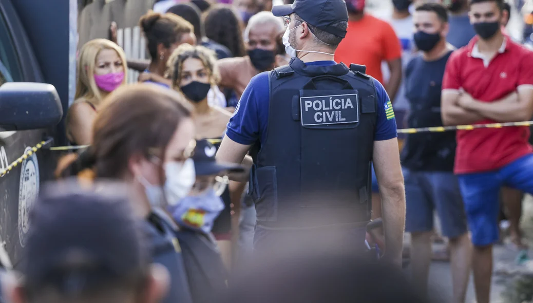 Polícia civil no local do crime