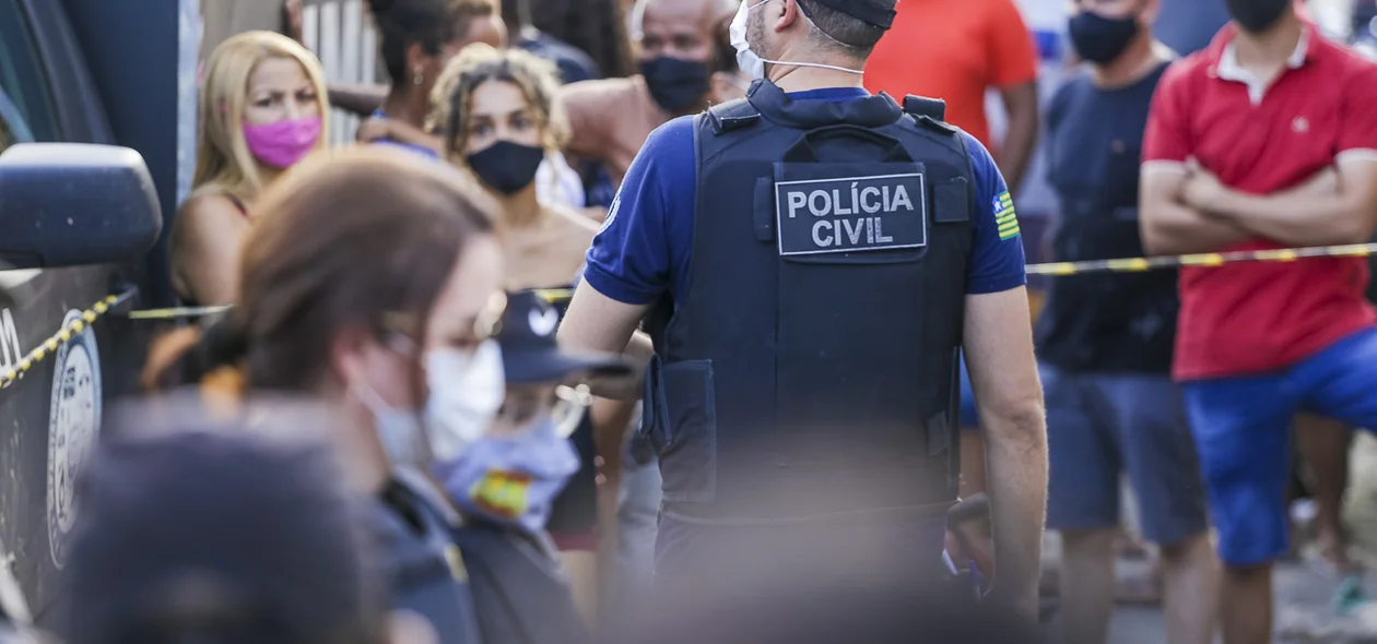 Polícia civil no local do crime