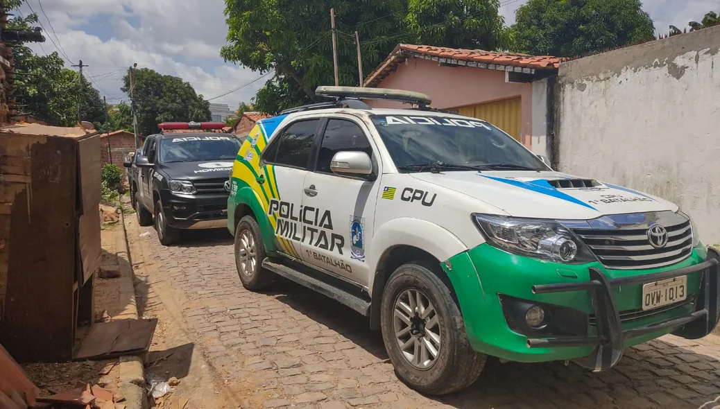 Polícia militar no local