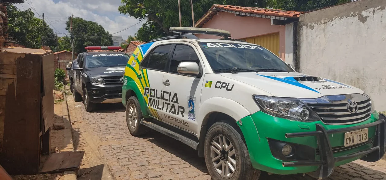 Polícia militar no local