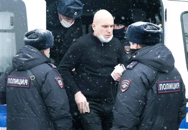 Polícia russa prende opositor durante o Fórum de Moscou