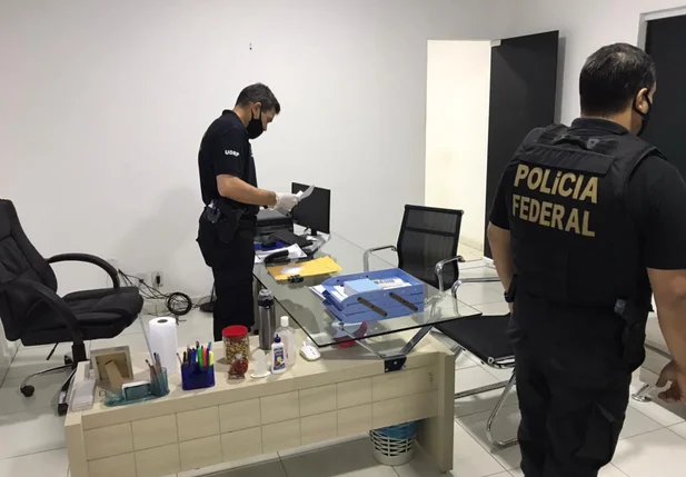 Policiais federais fazem buscas na Secretaria de Saúde de Pinheiro