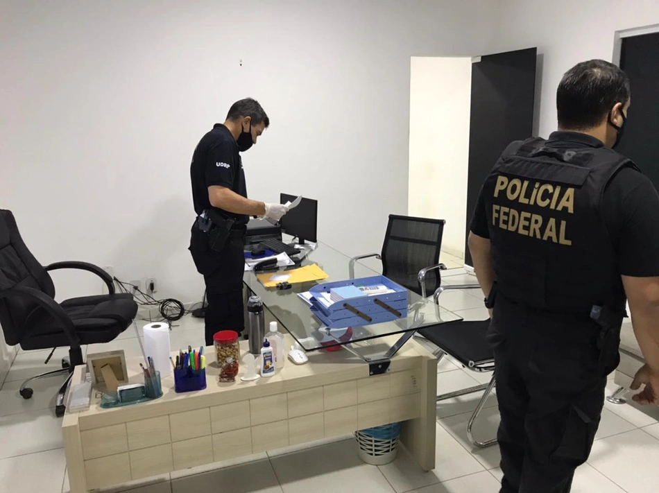 Policiais federais fazem buscas na Secretaria de Saúde de Pinheiro