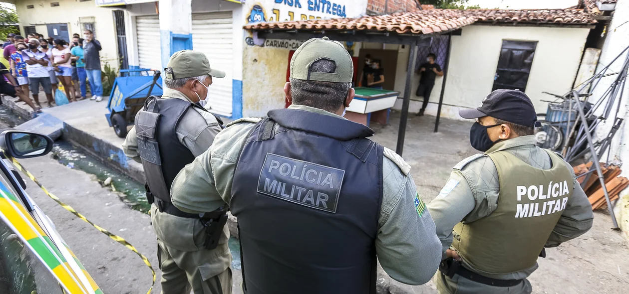 Policiais no local do crime