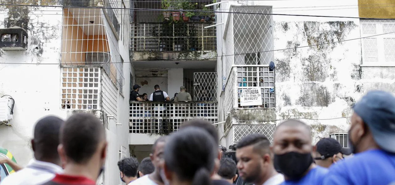 Populares se aglomeram no local do crime