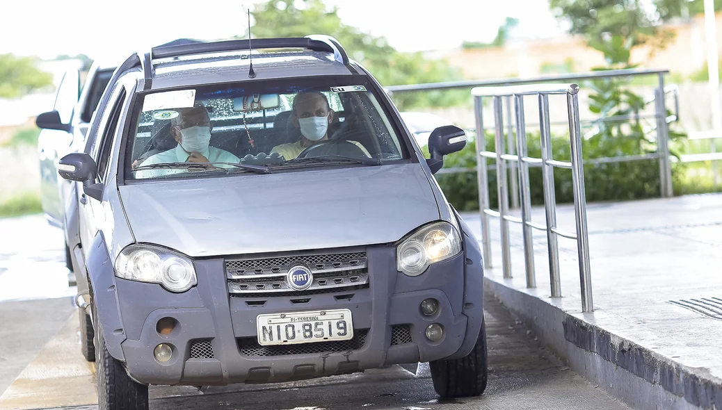 Prefeito chegando de carro para se vacinar
