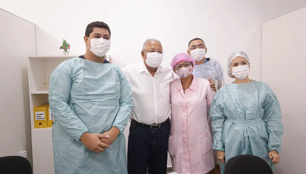 Prefeito com os profissionais do Hospital Lineu Araújo