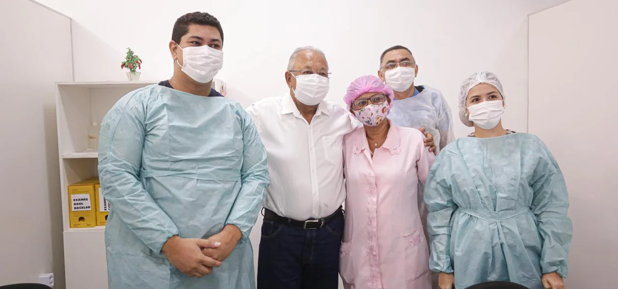 Prefeito com os profissionais do Hospital Lineu Araújo