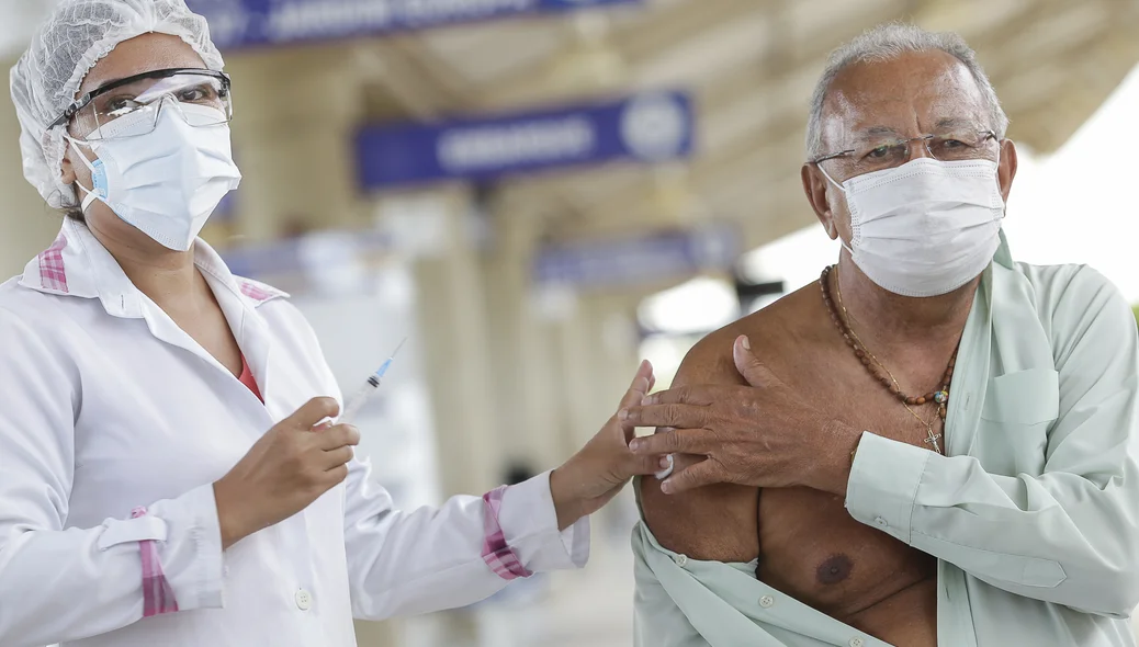 Prefeito Dr. Pessoa toma primeira dose de vacina contra covid-19