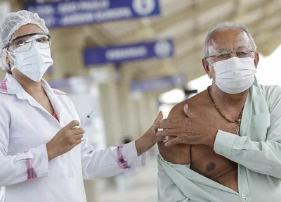 Prefeito Dr. Pessoa toma primeira dose de vacina contra covid-19