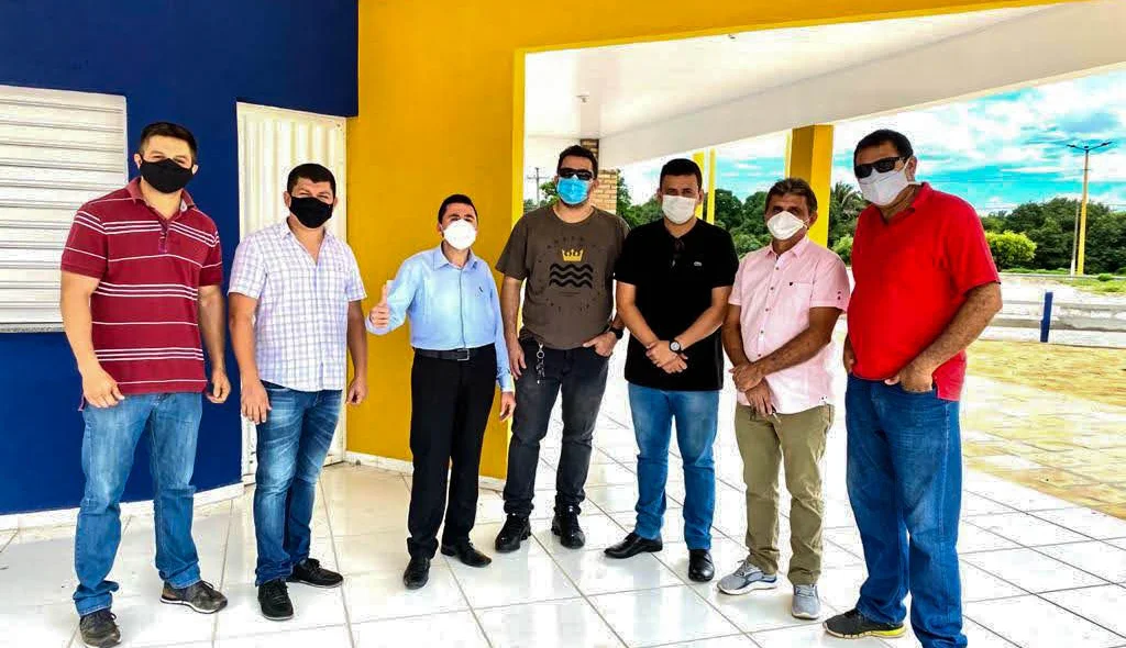 Prefeito e autoridades do município