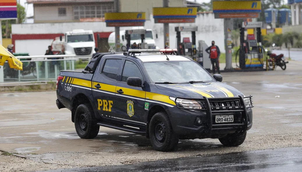 PRF fiscalizando a carreata