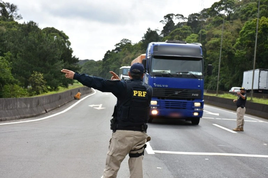 PRF registra aumento em número de excesso de cargas nas rodovias