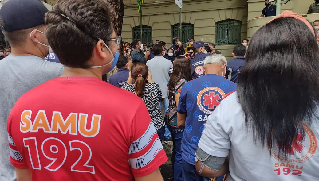 Profissionais em frente à Prefeitura de Teresina