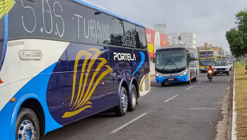 Proprietários de ônibus de turismo fazem manifestação