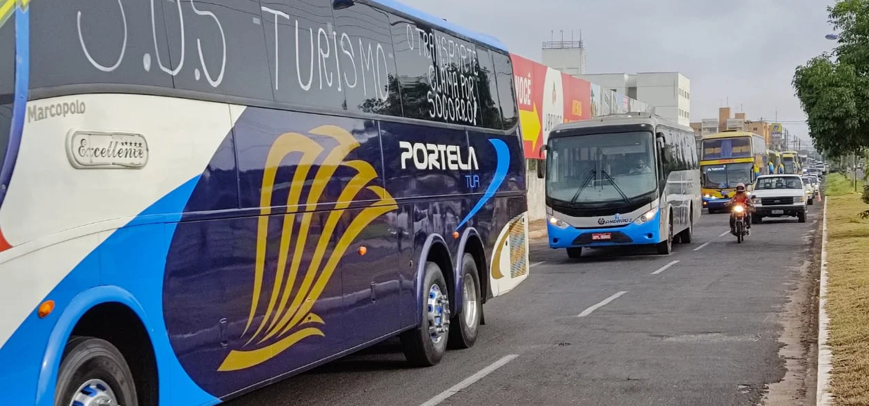 Proprietários de ônibus de turismo fazem manifestação