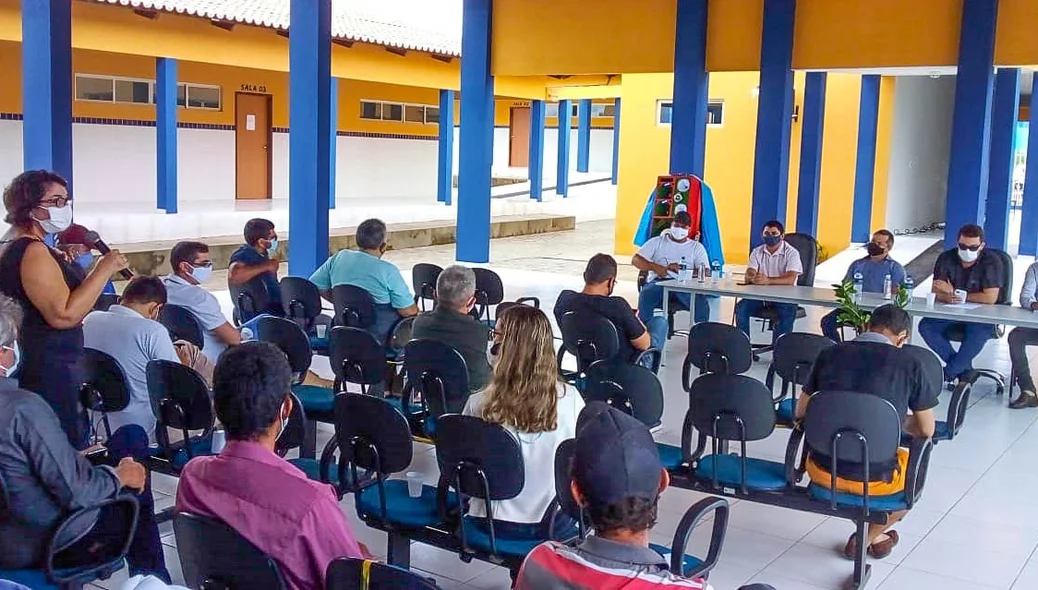 Reunião com a presença de representantes das secretarias municipais