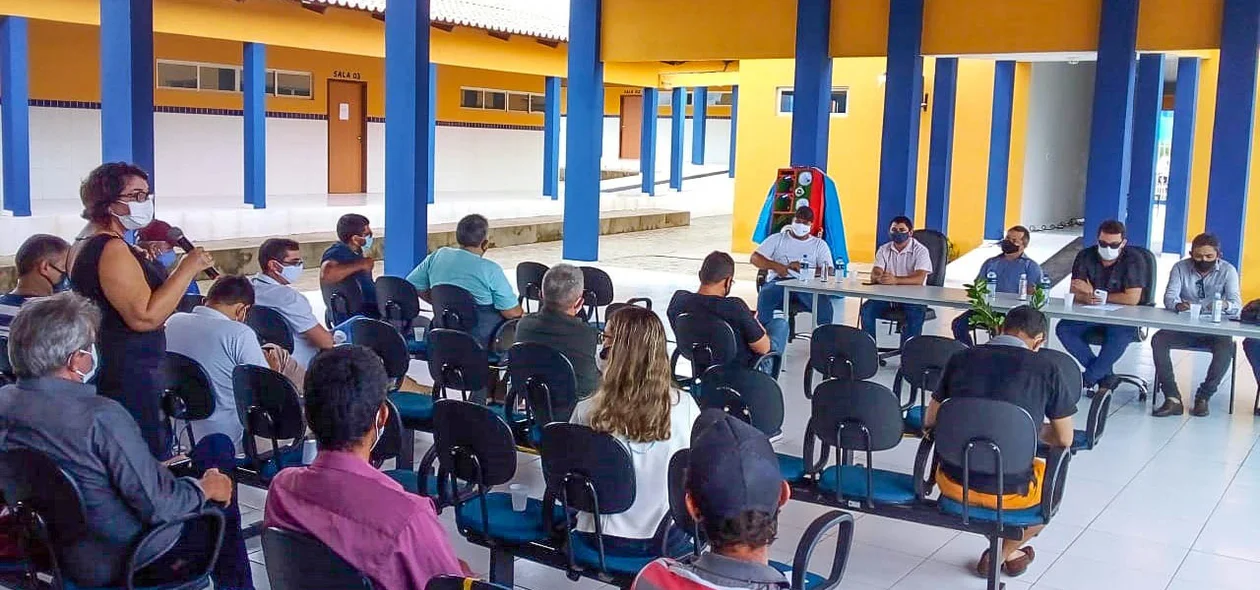 Reunião com a presença de representantes das secretarias municipais
