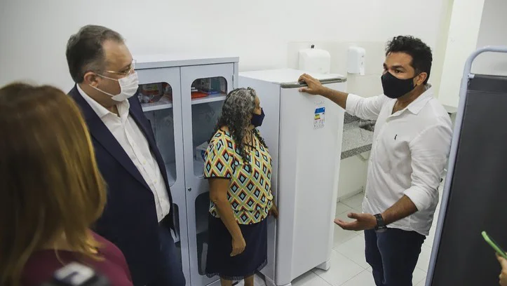 Secretário Florentino Neto inaugura banco de saúde