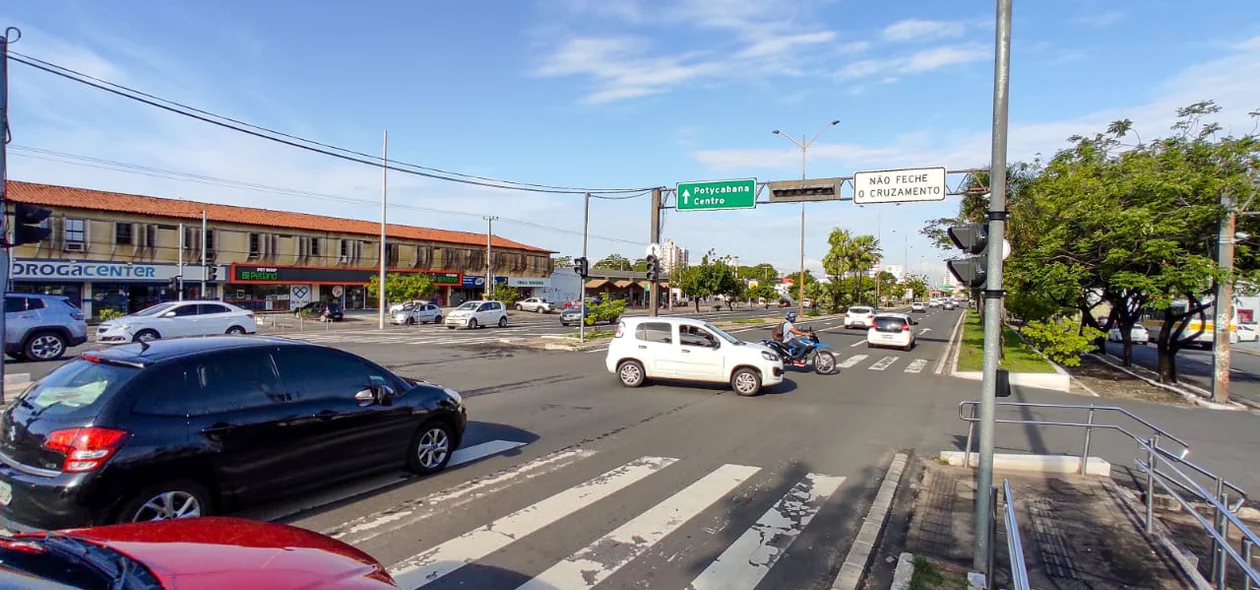 Semáforos desligados causam congestionamentos na Avenida João XXIII