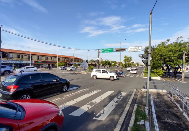 Semáforos desligados causam congestionamentos na Avenida João XXIII