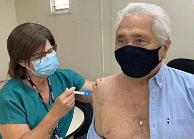 Senador Elmano Férrer sendo vacinado