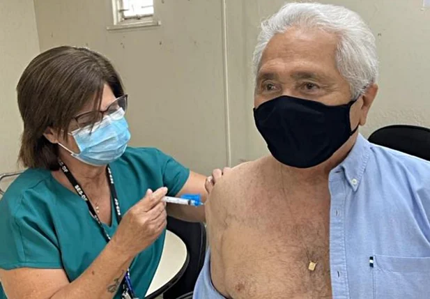 Senador Elmano Férrer sendo vacinado