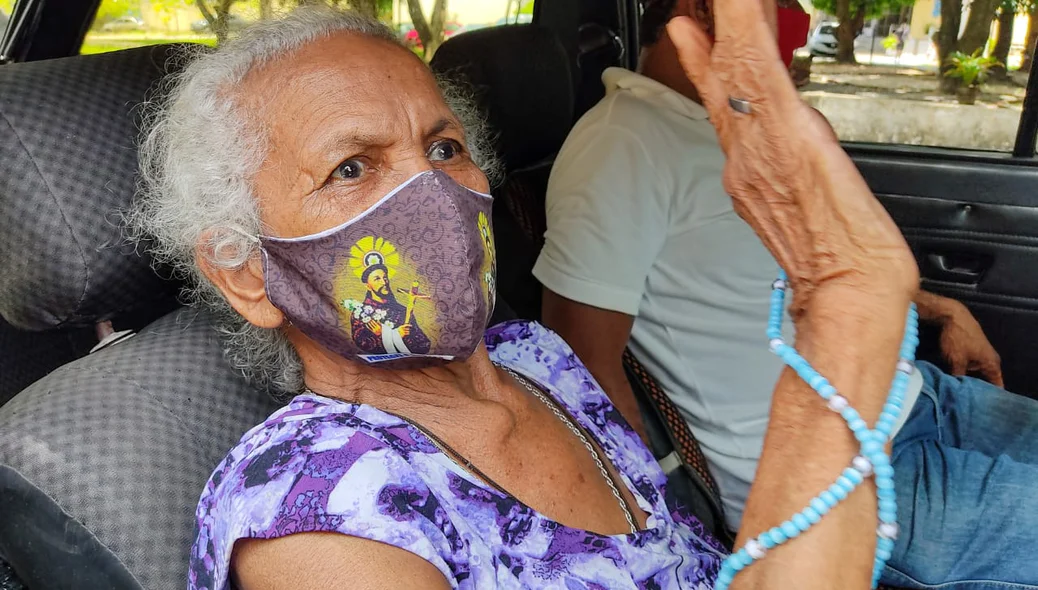 Senhora sendo vacinada