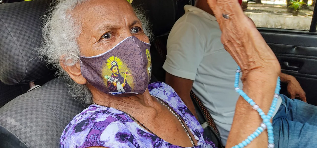 Senhora sendo vacinada