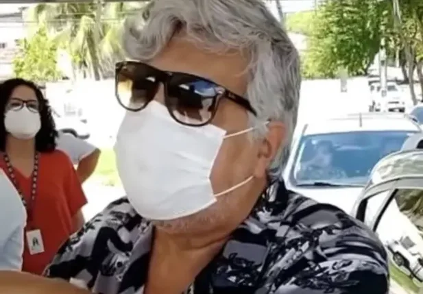 Sidney Magal é vacinado contra covid-19: 'Viva o SUS'