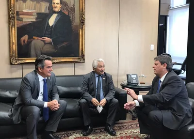 Tarcísio Gomes de Freitas ao lado dos senadores Elmano Férrer e Ciro Nogueira