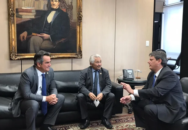 Tarcísio Gomes de Freitas ao lado dos senadores Elmano Férrer e Ciro Nogueira