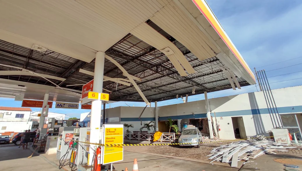 Teto do posto de combustível ficou destruído