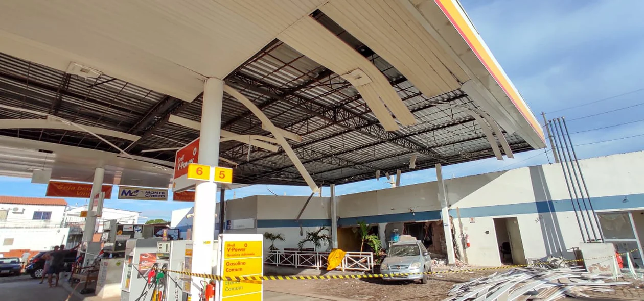 Teto do posto de combustível ficou destruído