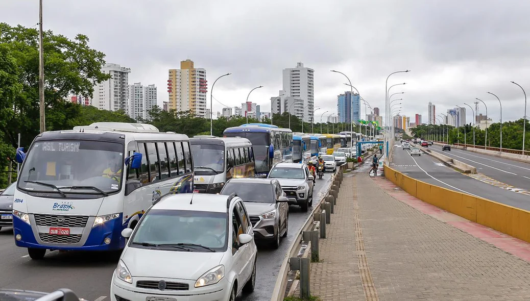 Trabalhadores do setor de turismo realizam carreata em protesto