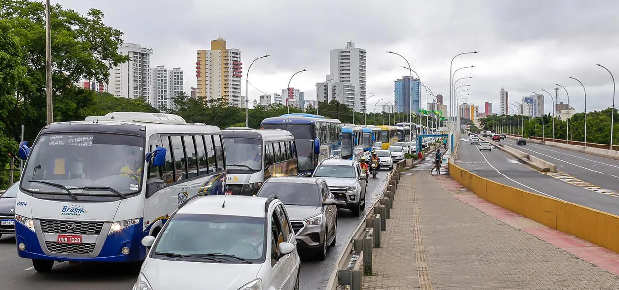 Trabalhadores do setor de turismo realizam carreata em protesto