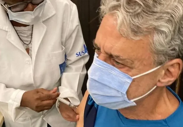 'Vacinem-se. Viva o SUS', diz Chico Buarque após ser imunizado