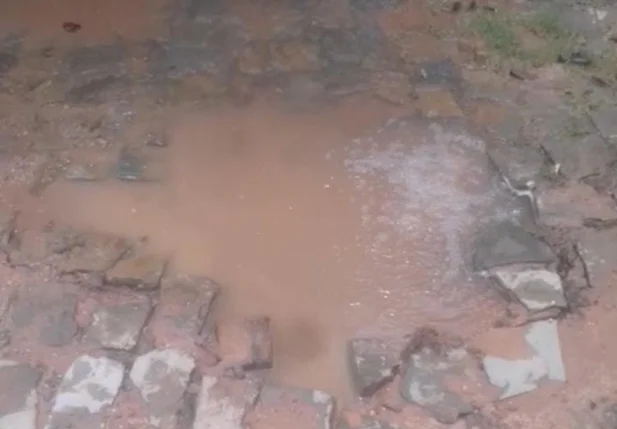 Vazamento de água na zona leste de Teresina