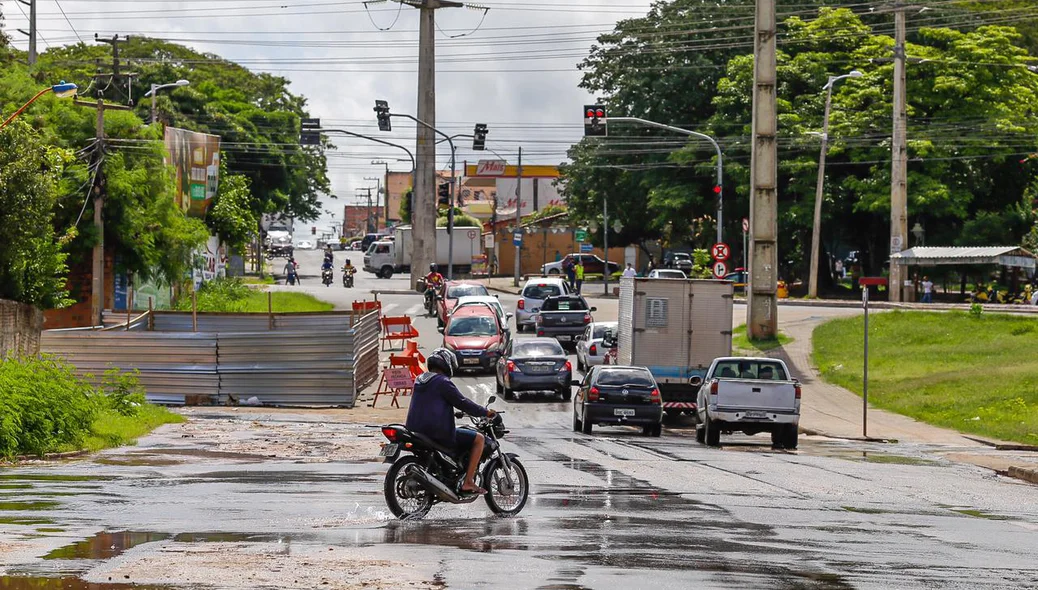 Vazamento de água próximo da avenida Wall Ferraz