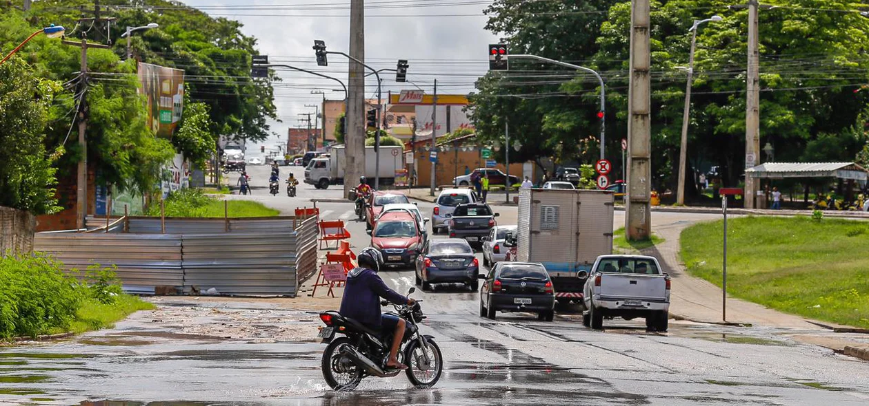 Vazamento de água próximo da avenida Wall Ferraz